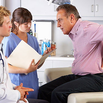 A doctor discusses sacroiliac (SI) joint pain with a patient.