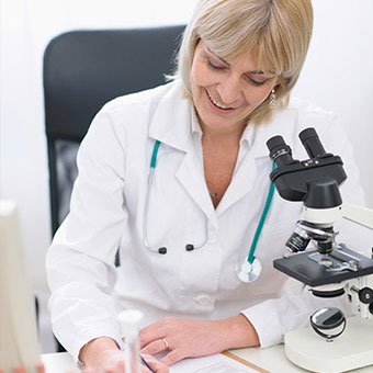 A doctor uses a microscope to diagnose bacterial vaginosis (BV).