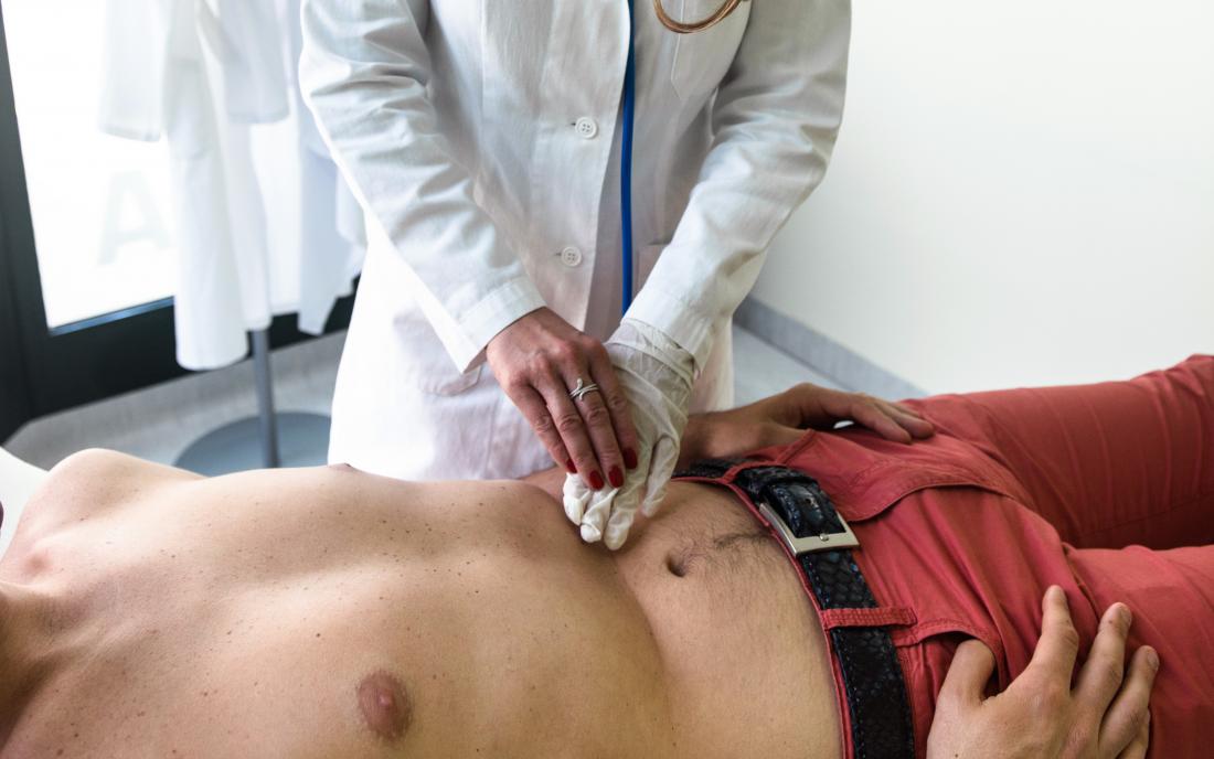 a doctor doing an examination of a persons chest to check for Epiploic appendagitis