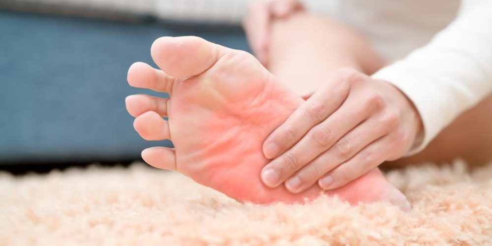 How can psoriatic arthritis affect the feet?