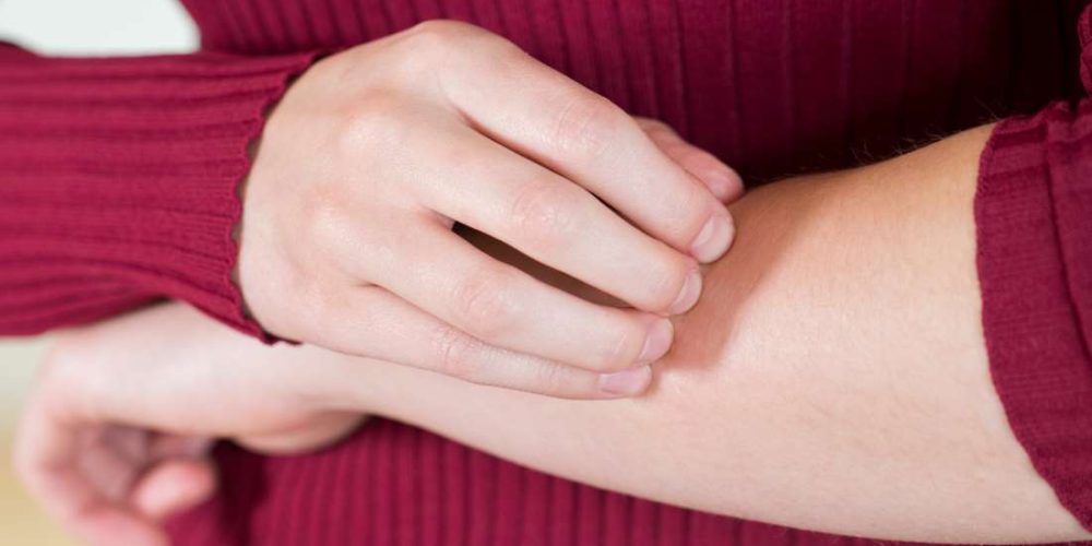 What can cause itchy skin without a rash?