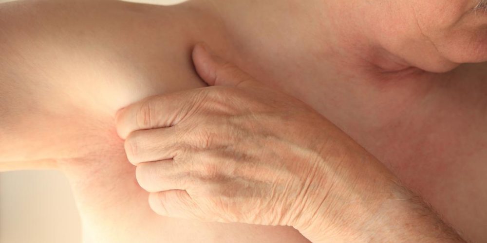 What causes pain under the left armpit?