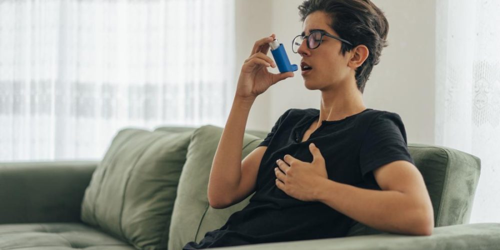 What is the link between asthma and pneumonia?