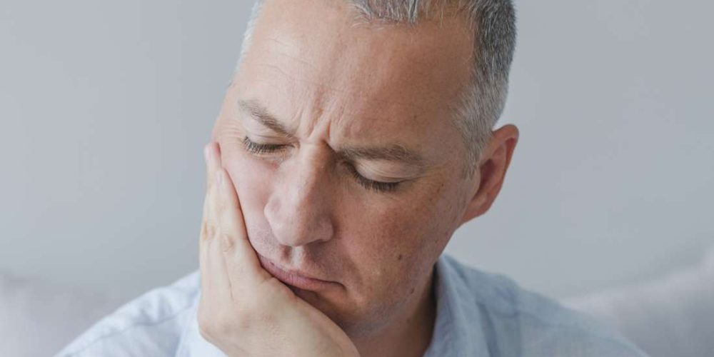 How can rheumatoid arthritis affect the jaw?