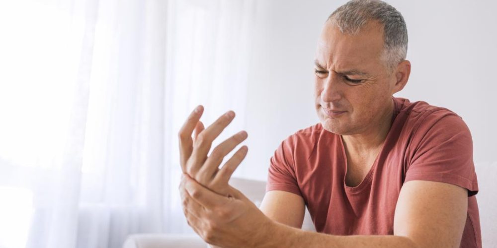 What causes finger numbness?