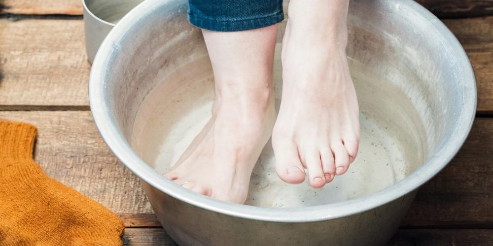 Benefits of soaking your feet in vinegar