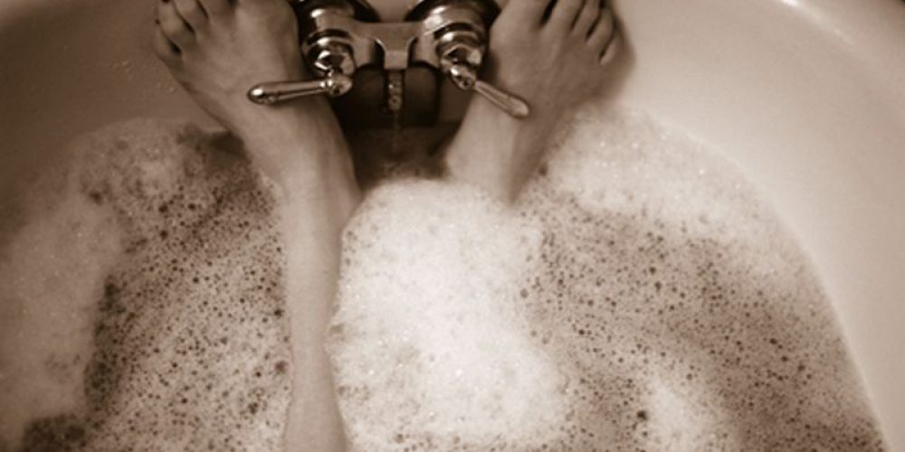 Hot Water Soak May Help Ease Poor Leg Circulation