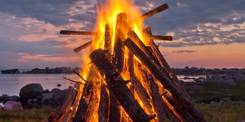 Celebrating With a Bonfire? An Expert&#8217;s Guide to Keeping The Fun Safe
